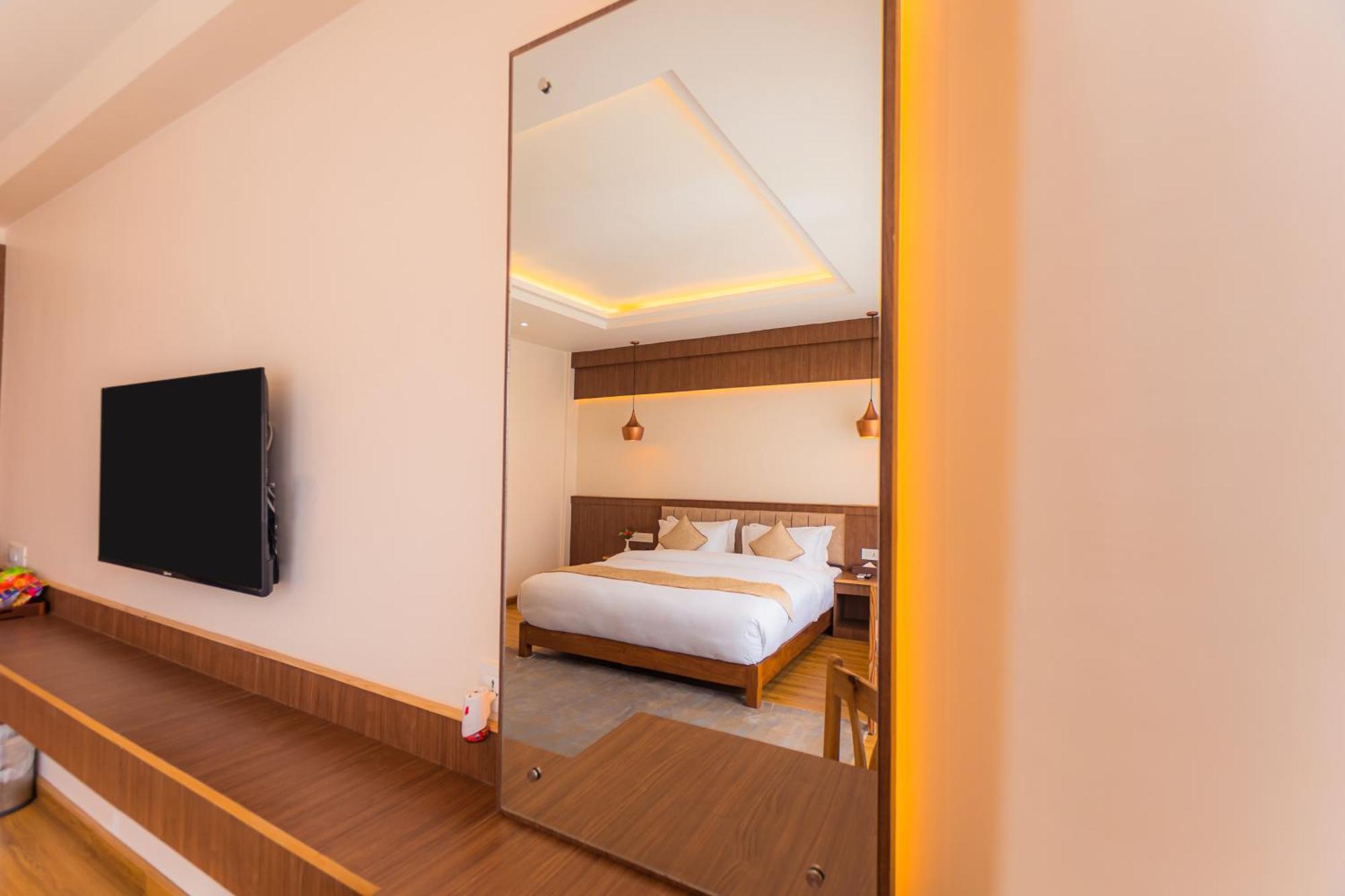 Temple Himalaya Hotel & Spa Pokhara Exteriör bild