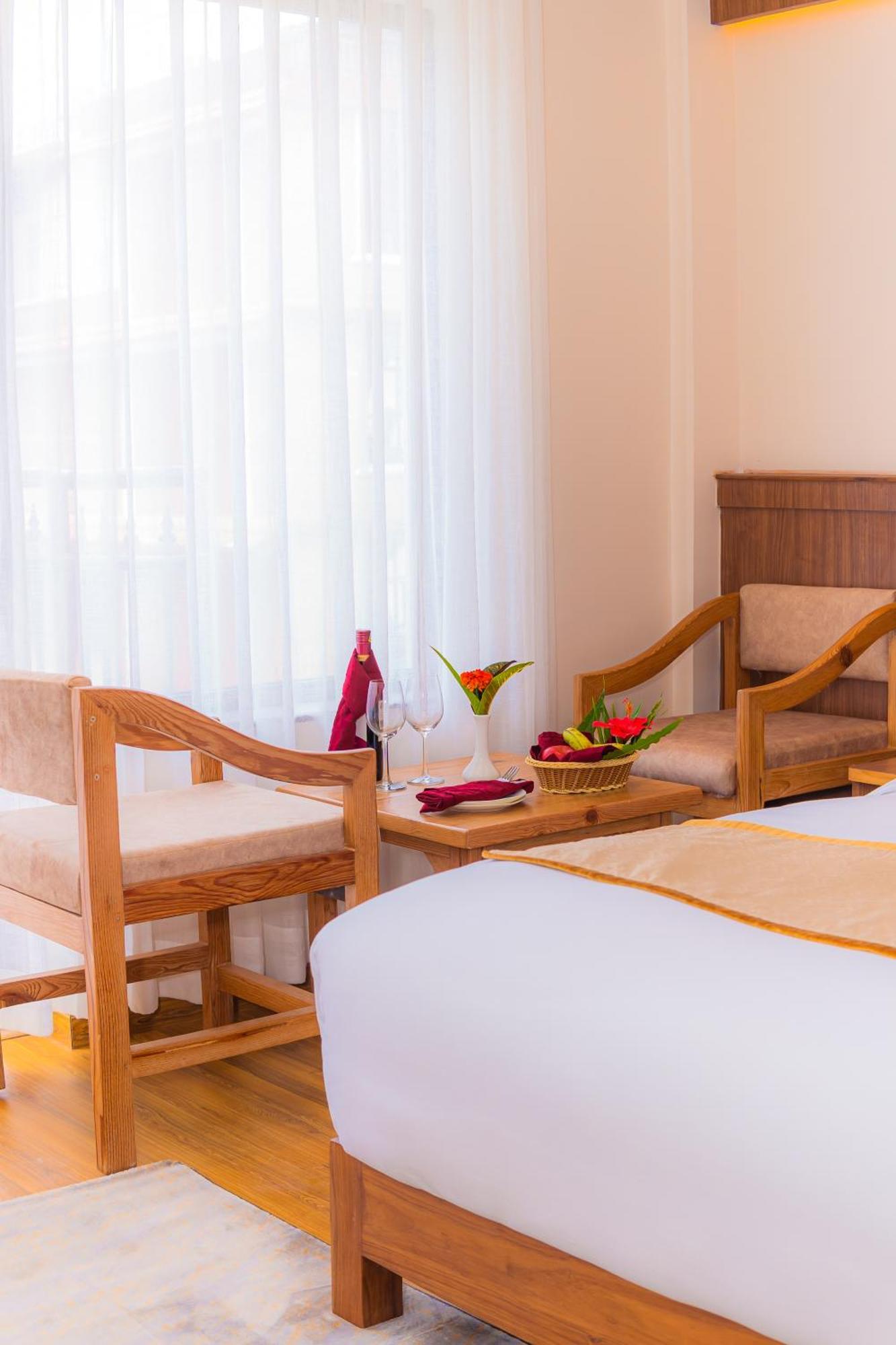 Temple Himalaya Hotel & Spa Pokhara Exteriör bild