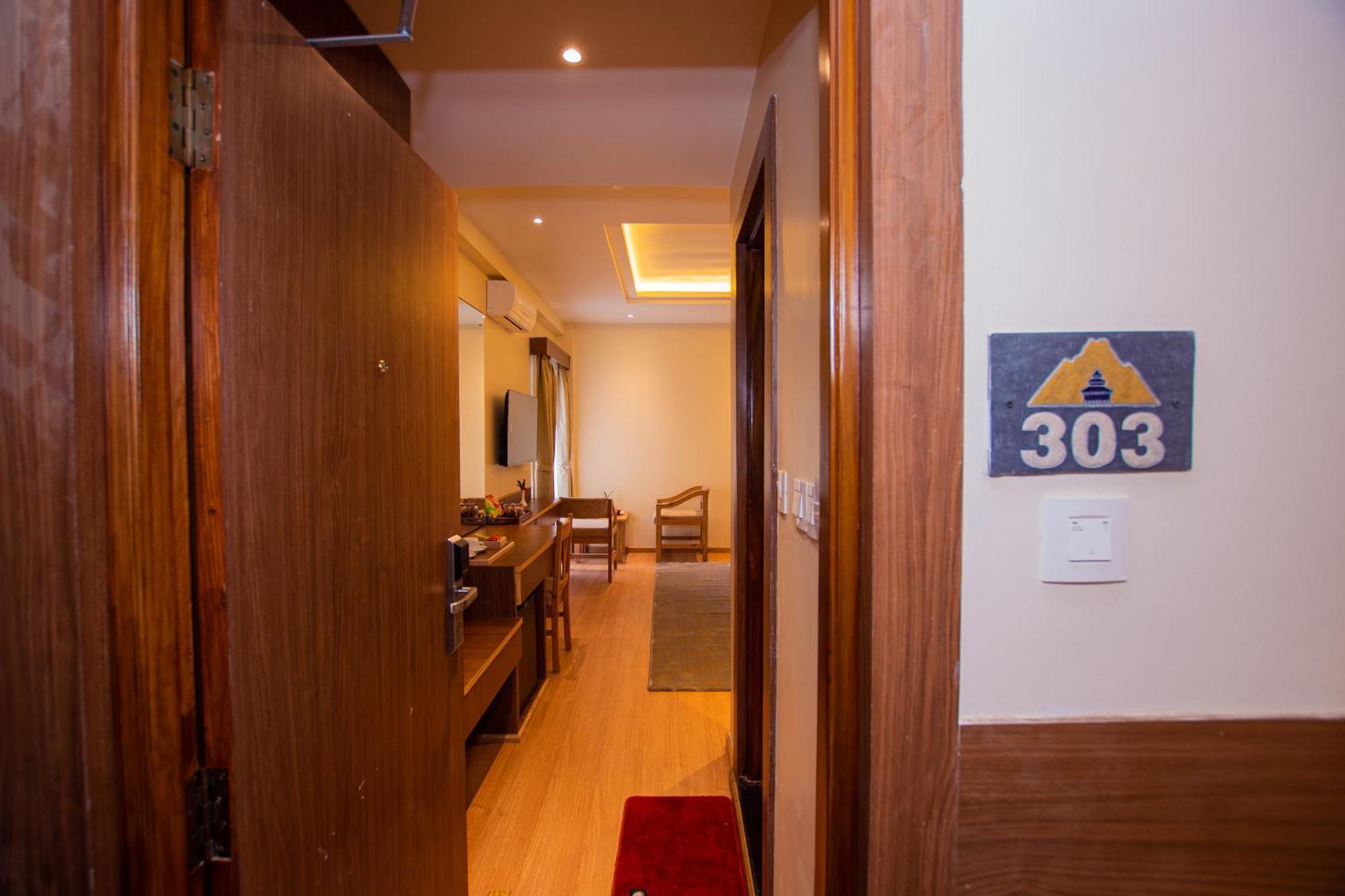 Temple Himalaya Hotel & Spa Pokhara Exteriör bild