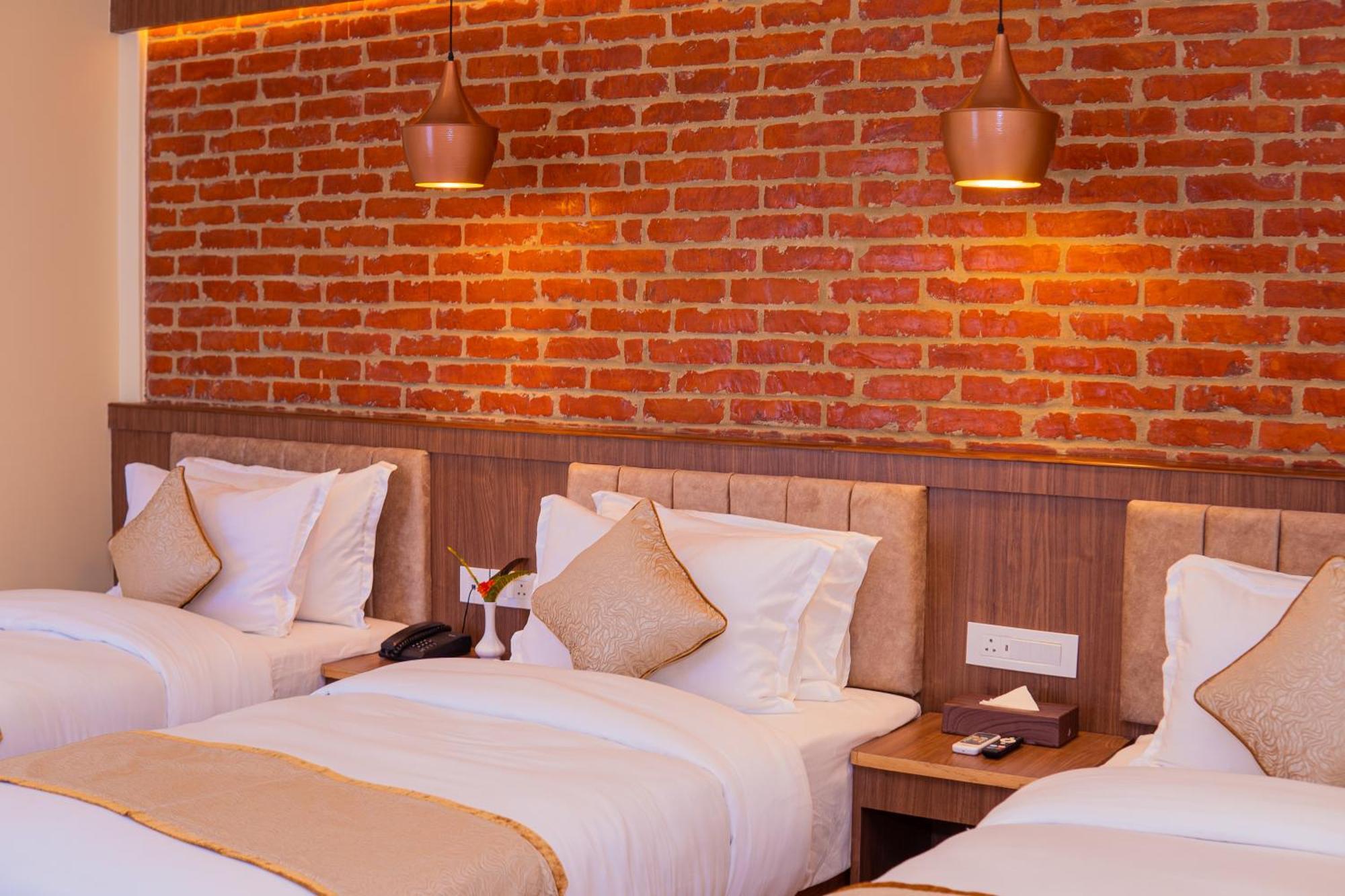 Temple Himalaya Hotel & Spa Pokhara Exteriör bild