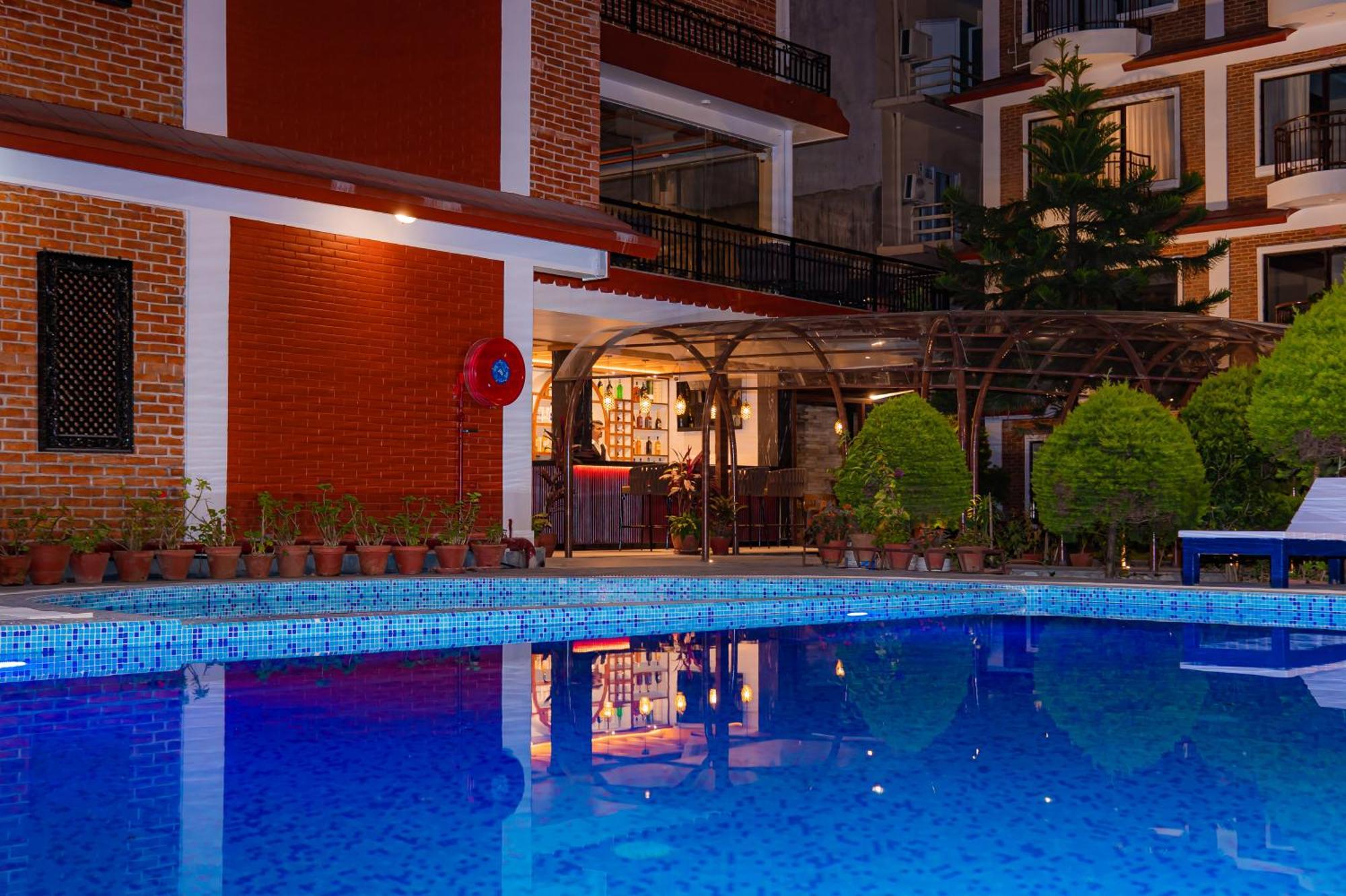 Temple Himalaya Hotel & Spa Pokhara Exteriör bild