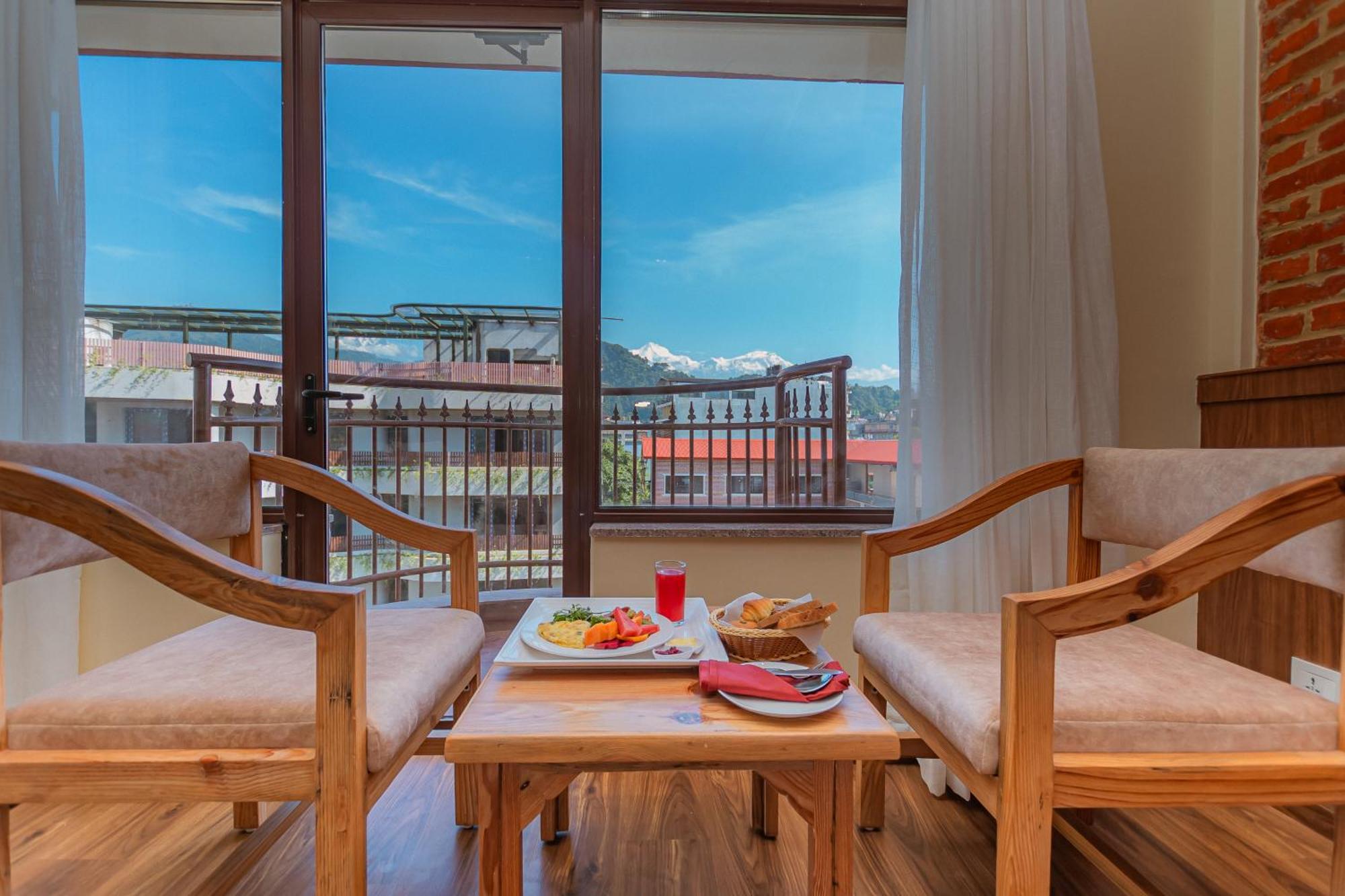 Temple Himalaya Hotel & Spa Pokhara Exteriör bild