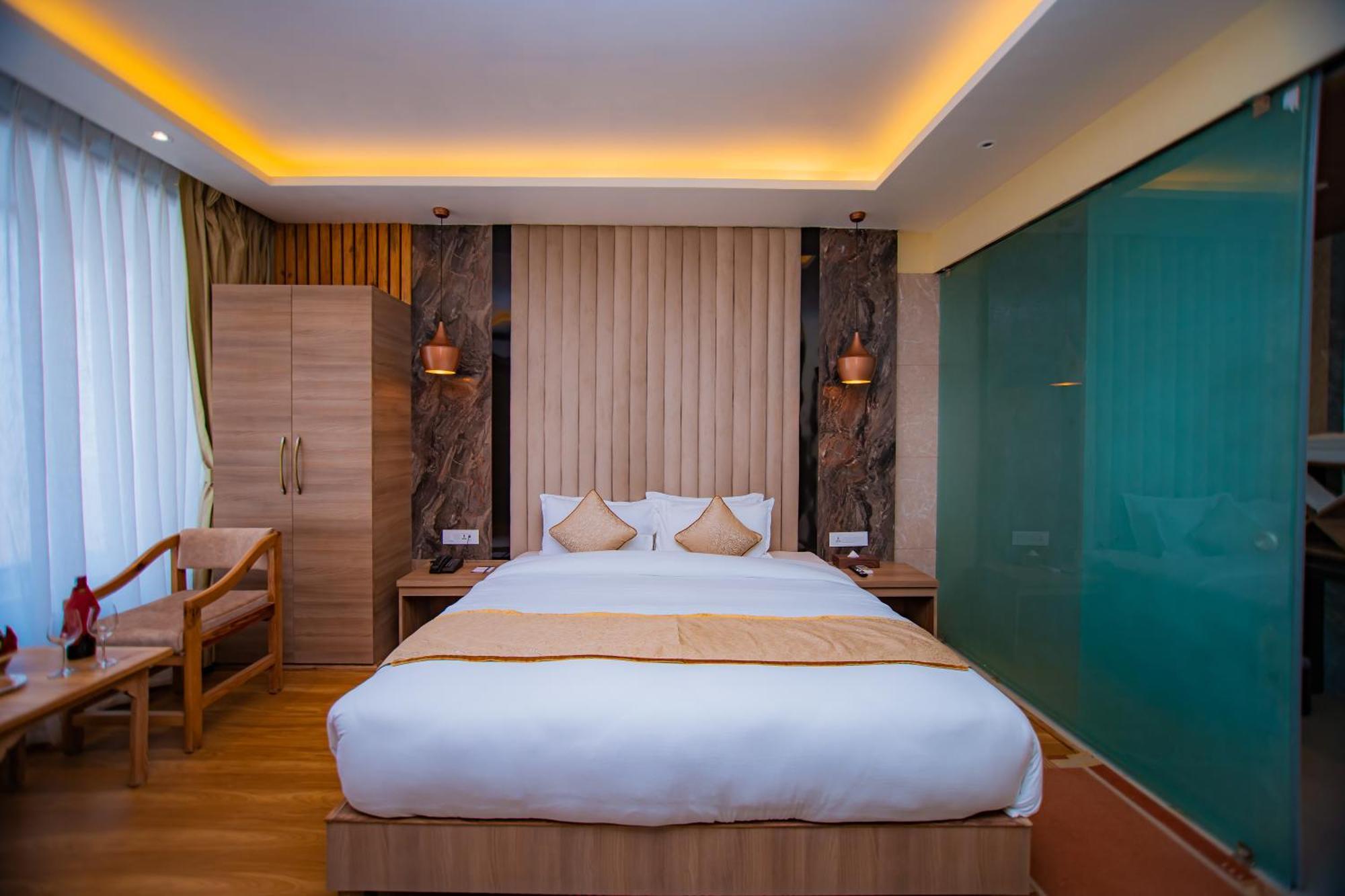 Temple Himalaya Hotel & Spa Pokhara Exteriör bild