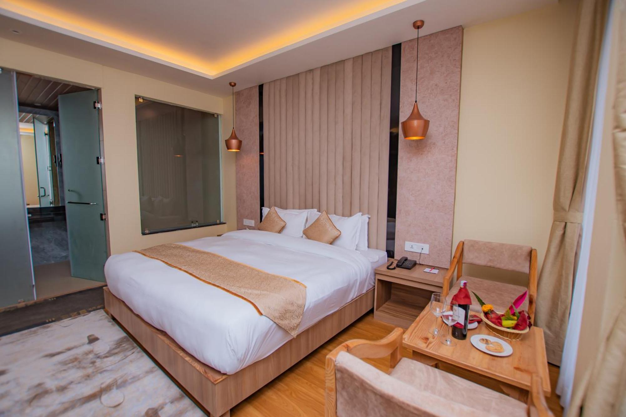 Temple Himalaya Hotel & Spa Pokhara Exteriör bild