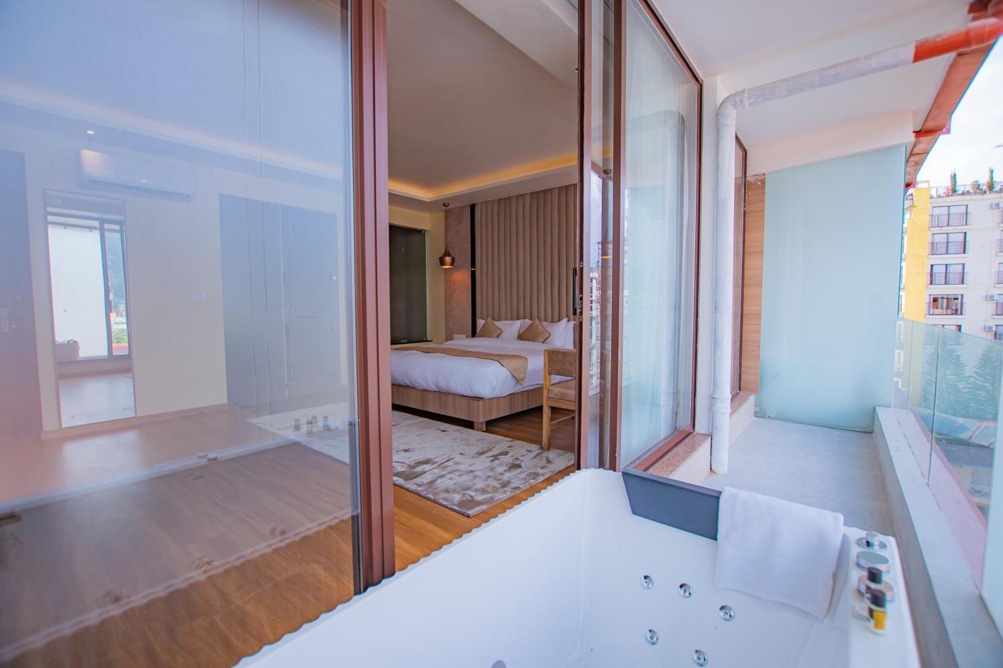 Temple Himalaya Hotel & Spa Pokhara Exteriör bild